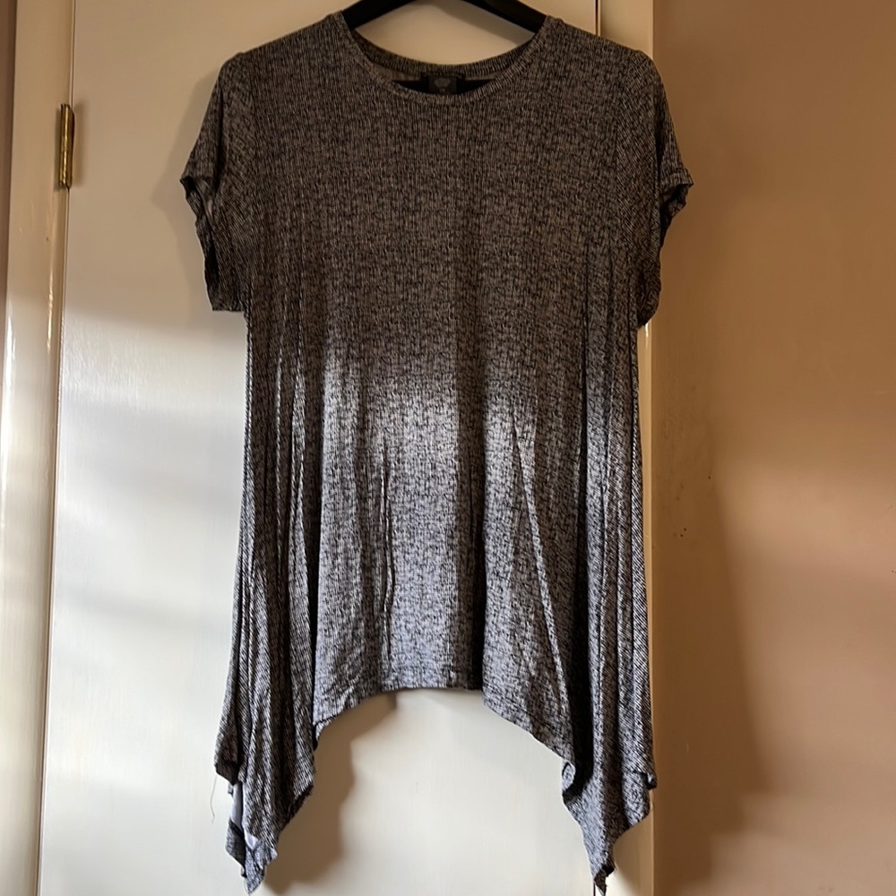 CHELSEA&THEODORE Long Sharkbite Hem Shortsleeve Blouse-XXL-EXCELLENT CONDITION